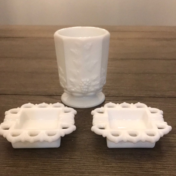 Westmoreland vintage grape pattern drinking glass and two unmarked ashtrays - Picture 1 of 11